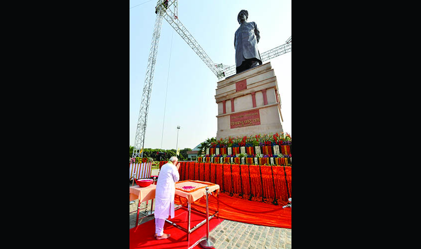 Sonipat: Prime Minister Narendra Modi unveils the statue of Sir Chhotu Ram in Sampla of Haryana's Rohtak on Oct 9, 2018. (Photo: IANS/PIB)