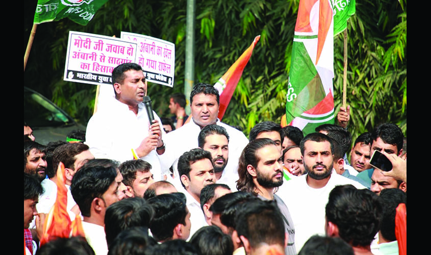 New Delhi: Congress activists stage a demonstration against the Central Government over Rafale deal in New Delhi on Nov 2, 2018. (Photo: IANS)