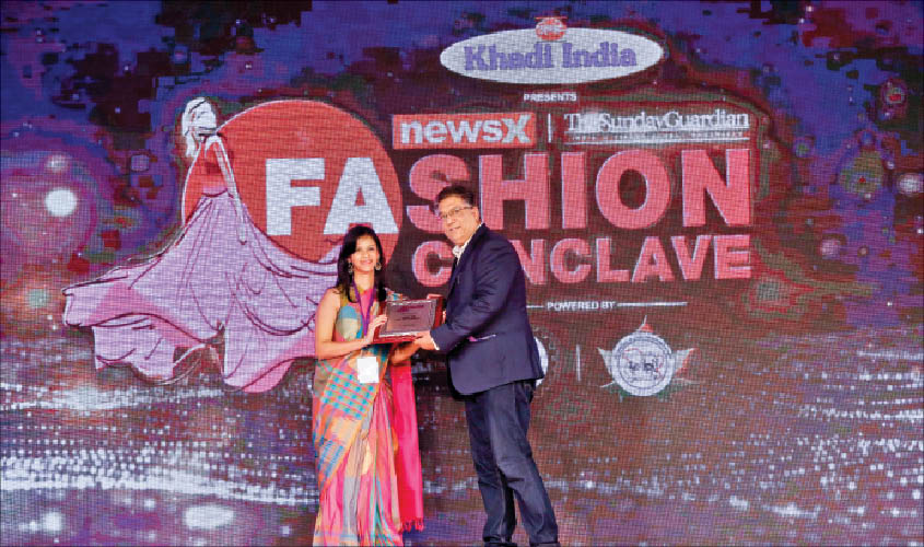 Dermatologist Dr Noopur Jain awarded by Varun Kohli, Group CEO, iTV Network at an even in Delhi earlier this year.