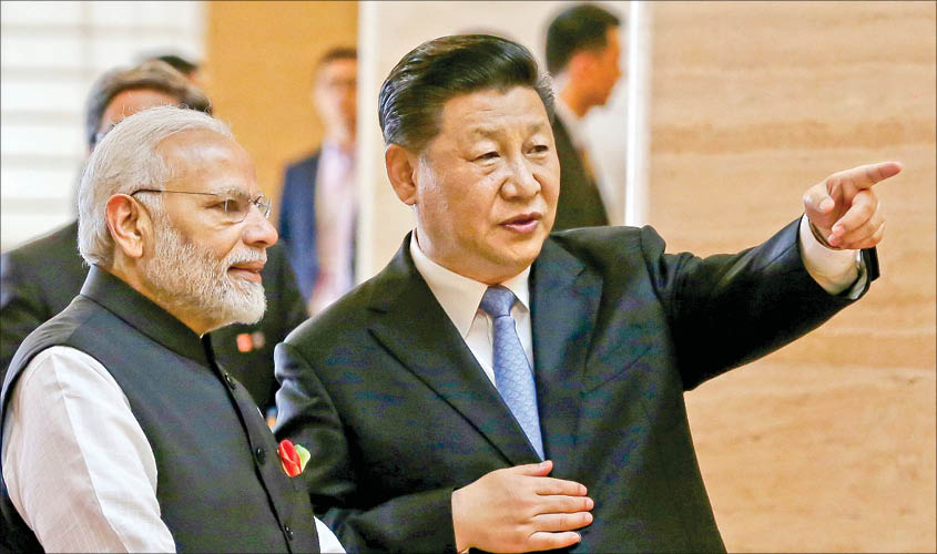 Prime Minister Narendra Modi and Chinese President Xi Jinping talk as they visit the Hubei Provincial Museum in Wuhan, Hubei province, China, on 27 April 2018. REUTERS