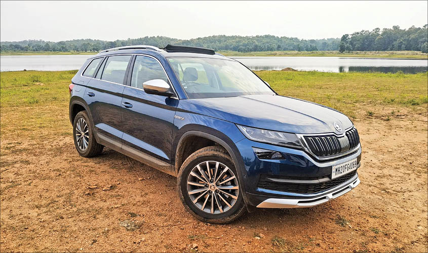 At the rear, the Skoda Kodiaq Scout dons crystalline elements in the typical C-shape LED taillights.