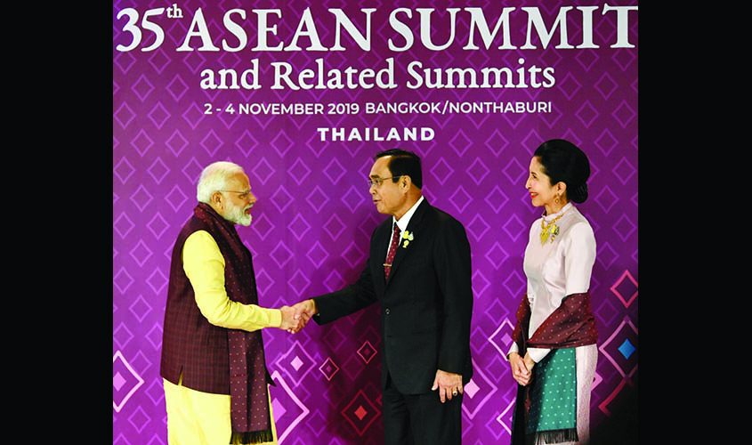 Bangkok: Prime Minister Narendra Modi being received by Thailand Prime Minister General Prayut Chan-o-cha during the ASEAN Gala Dinner in Bangkok, Thailand on Nov 3, 2019. (Photo: IANS/PIB)