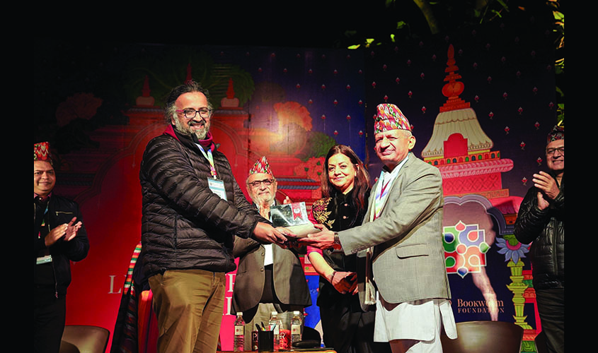 Amitabha Bagchi, winner of the DSC Prize 2019, receiving the trophy from Pradeep Gyawali, Minister of Foreign Affairs of Nepal copy