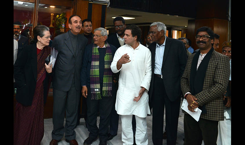 New Delhi: Congress leaders Sonia Gandhi, Ghulam Nabi Azad, Randeep Singh Surjewala, Rahul Gandhi, CPI-M leader Sitaram Yechury, CPI leader D Raja and Jharkhand Chief Minister and Jharkhand Mukti Morcha leader Hemant Soren after a meeting of opposition pa