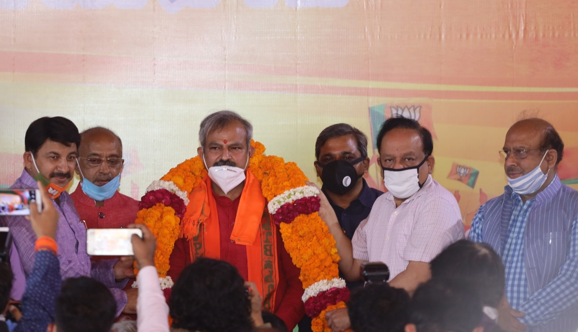 New Delhi: Adesh Kumar Gupta takes charge as the new Delhi BJP President in the presence of outgoing Delhi BJP President Manoj Tiwari and Union Health Minister Harsh Vardhan, in New Delhi on June 5, 2020. (Photo: IANS)