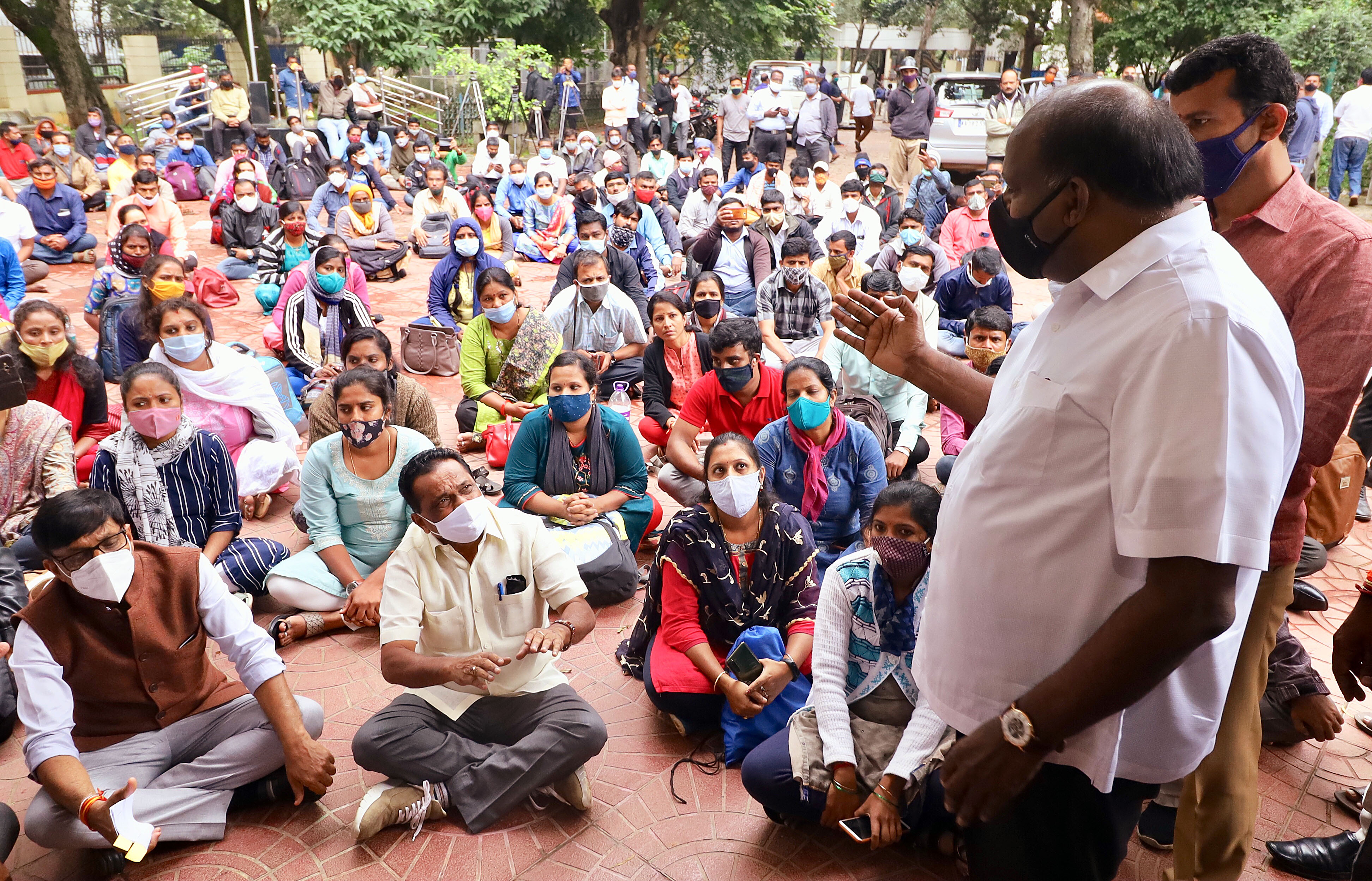 Former Chief Minister of Karnataka and JD(S) leader H D Kumaraswamy talks to the aspirants