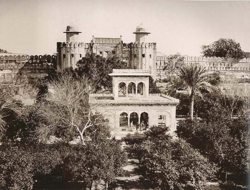 A picture showing the Lahore Fort (Alamgiri Gate in background) and Hazuri Bagh Pavilion (foreground) in 1870.