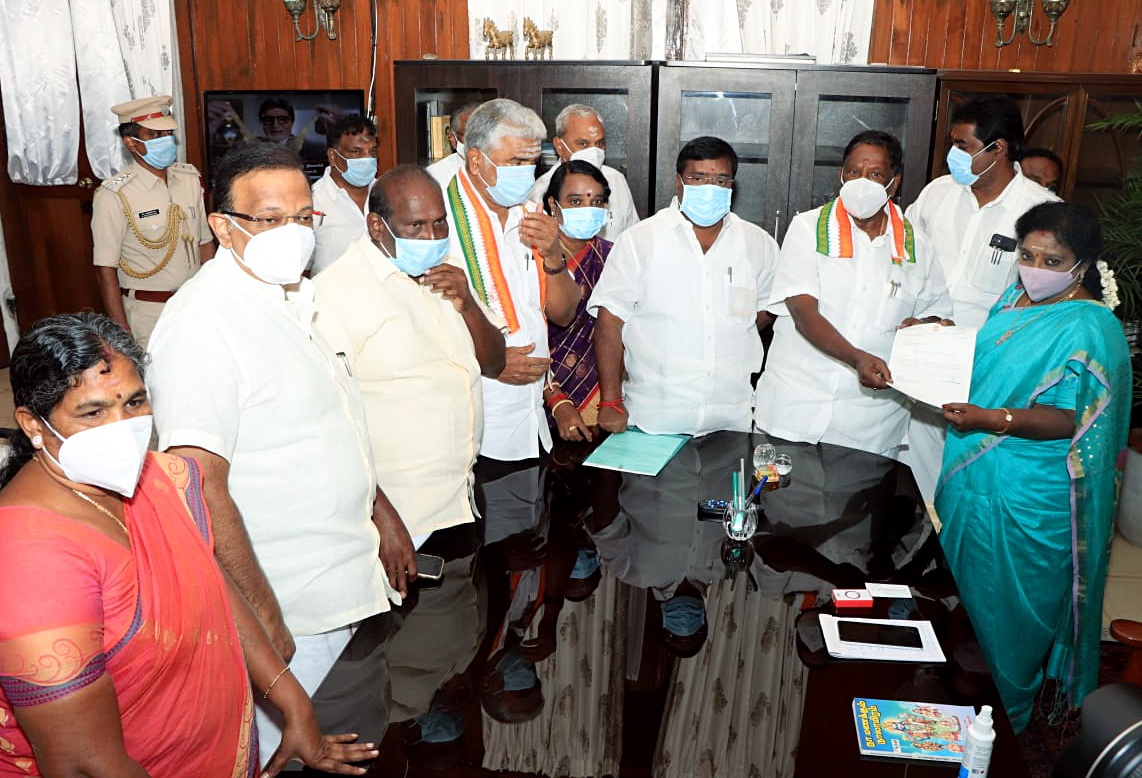 V.Narayanasamy submitted the letter of the resignation of the chief minister