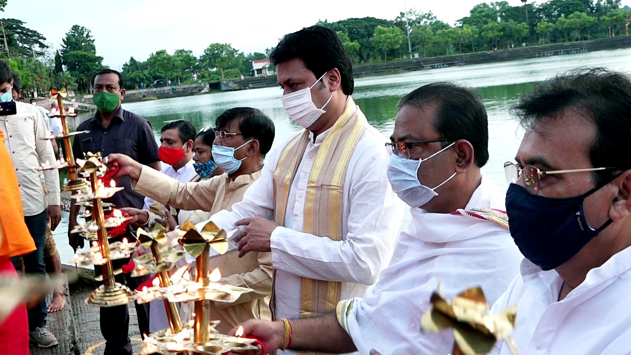 Tripura CM Biplab Kumar Deb performs ‘mangal arati' & ‘Shanti Yagna’