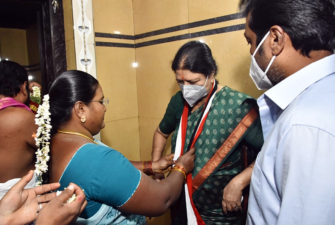Temple priestess welcomes Amma Makkal Munnettra Kazagam president VK Sasikala