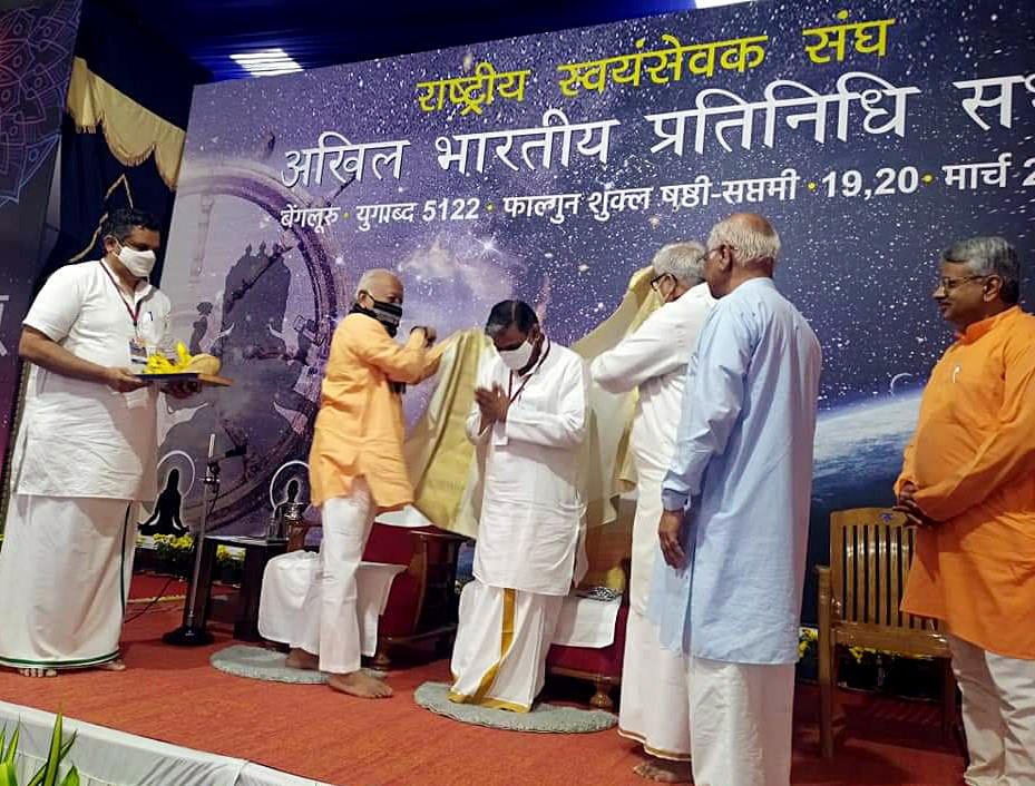 Newly elected Sarkaryavah of Akhil Bhartiya Pratinidhi Sabha Dattatreya Hosabale being felicitated