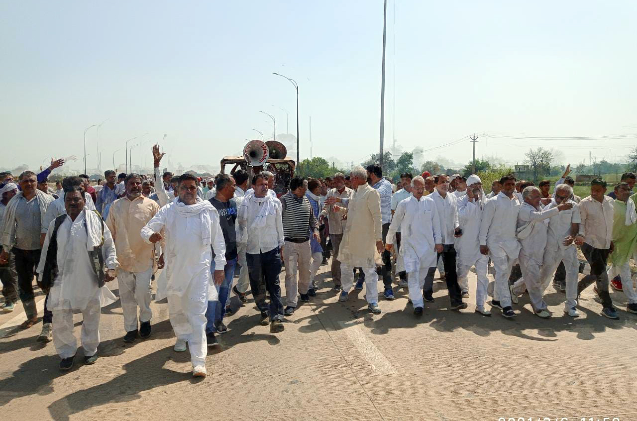 Farmers block the road to mark the 100th day of the protest against the new farm laws