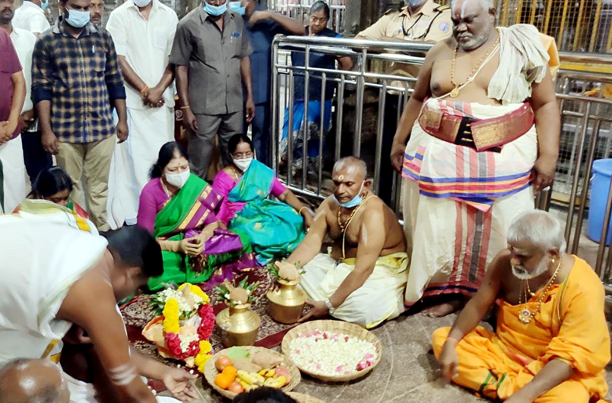 Expelled AIADMK leader VK Sasikala performs puja at Ramanathaswamy Temple