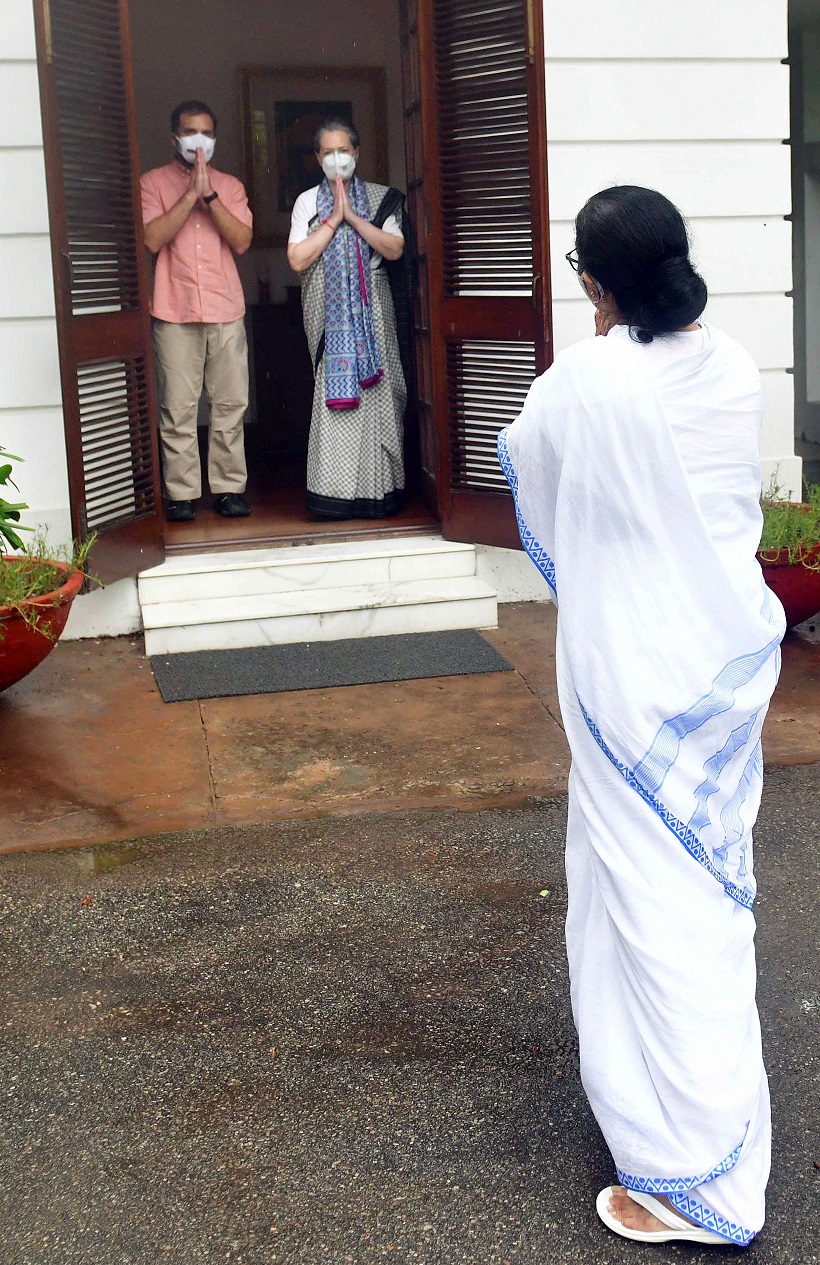 West Bengal CM Mamata Banerjee greets Congress interim Chief Sonia Gandhi and Congress leader Rahul Gandhi