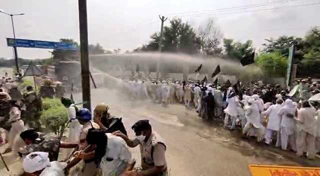 Haryana Police using water cannons to disperse farmers during a protest