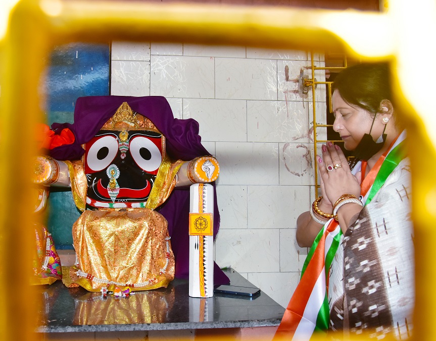 TMC candidate Kajari Banerjee performs prayers ahead of the Kolkata Municipal Corporation Elections