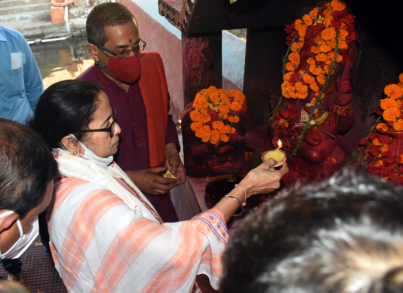 Mamata Banerjee offering prayers at Maa Kamakhya temple