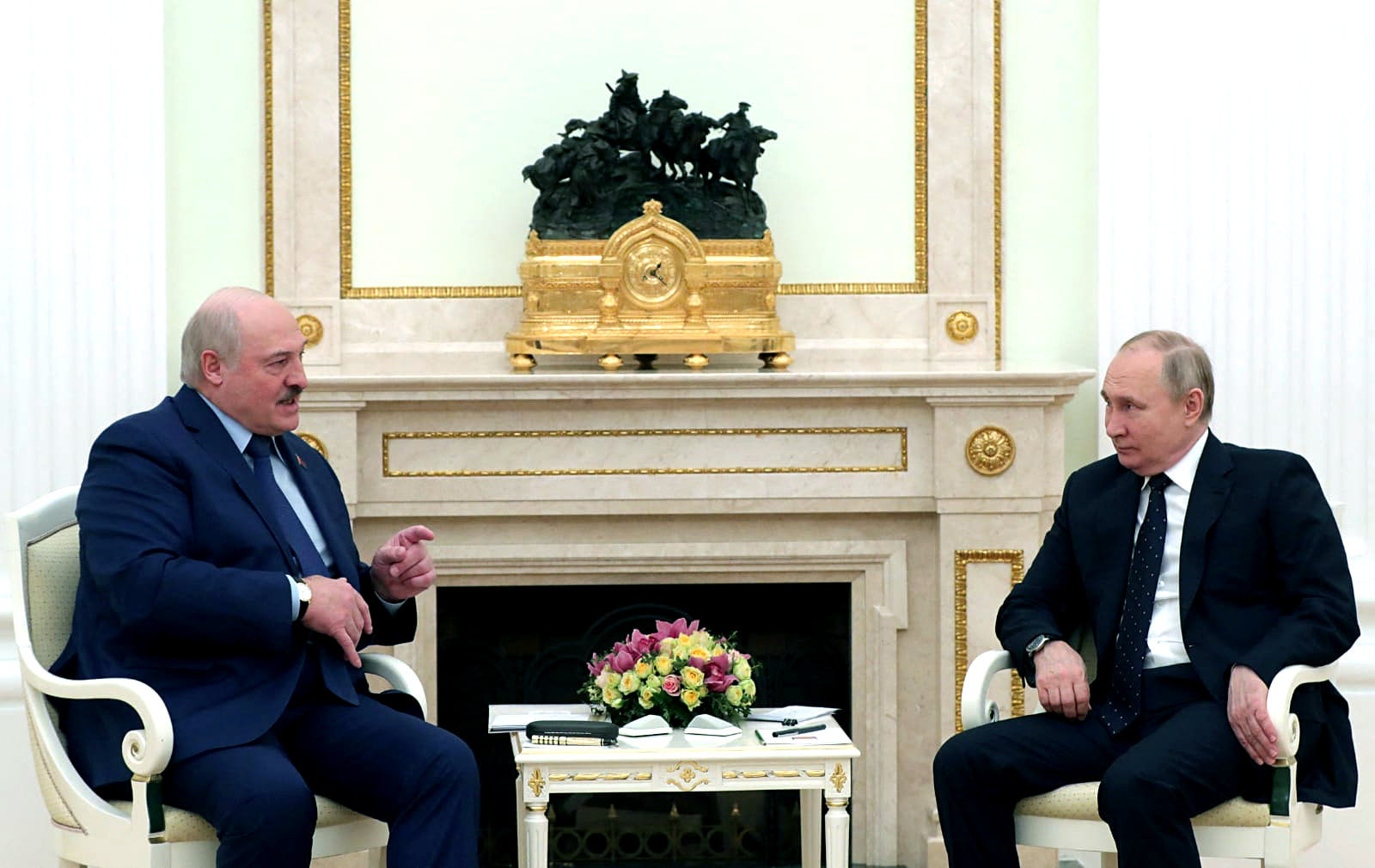 Vladimir Putin holds talks with Belarusian President Aleksandr Lukashenko to discuss the Ukraine issue