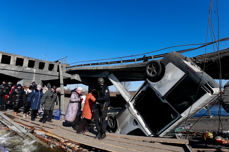 People fleeing the town of Irpin outside of Kyiv