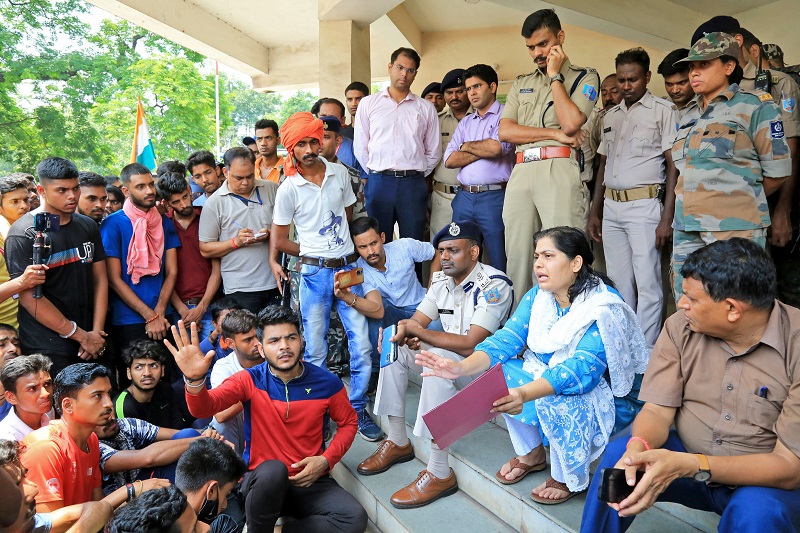 Jamshedpur: District officials try to pacify Agnipath protestors