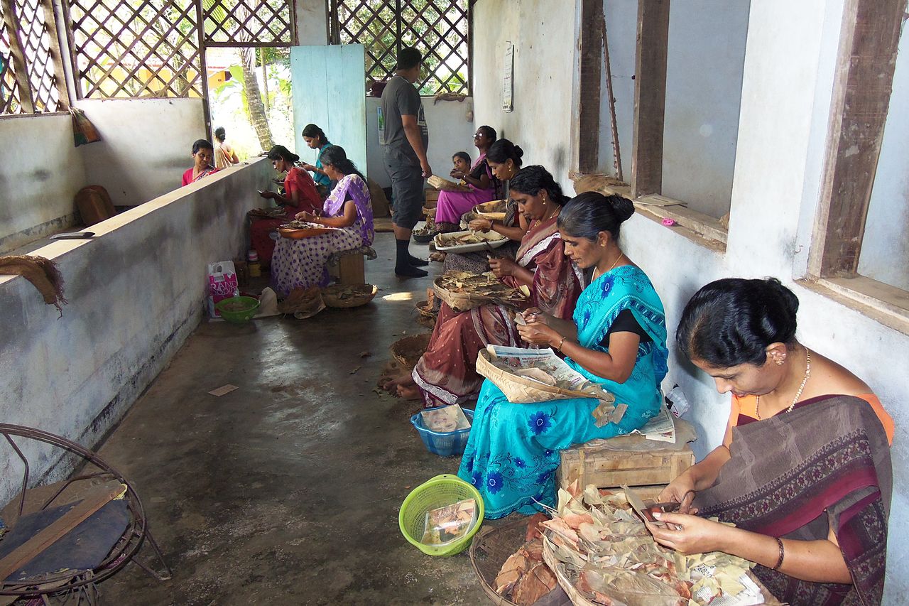 1280px-Beedi_factory_near_Nileshwaram,_Kerala,_India