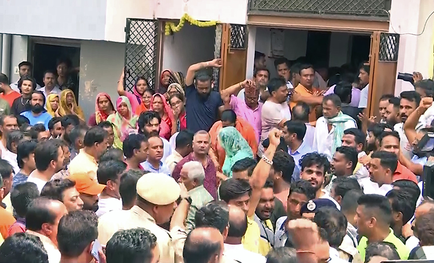 Mortal remains of Kanhaiya Lal, who was killed by two men in Udaipur's Maldas street area, reach his native place