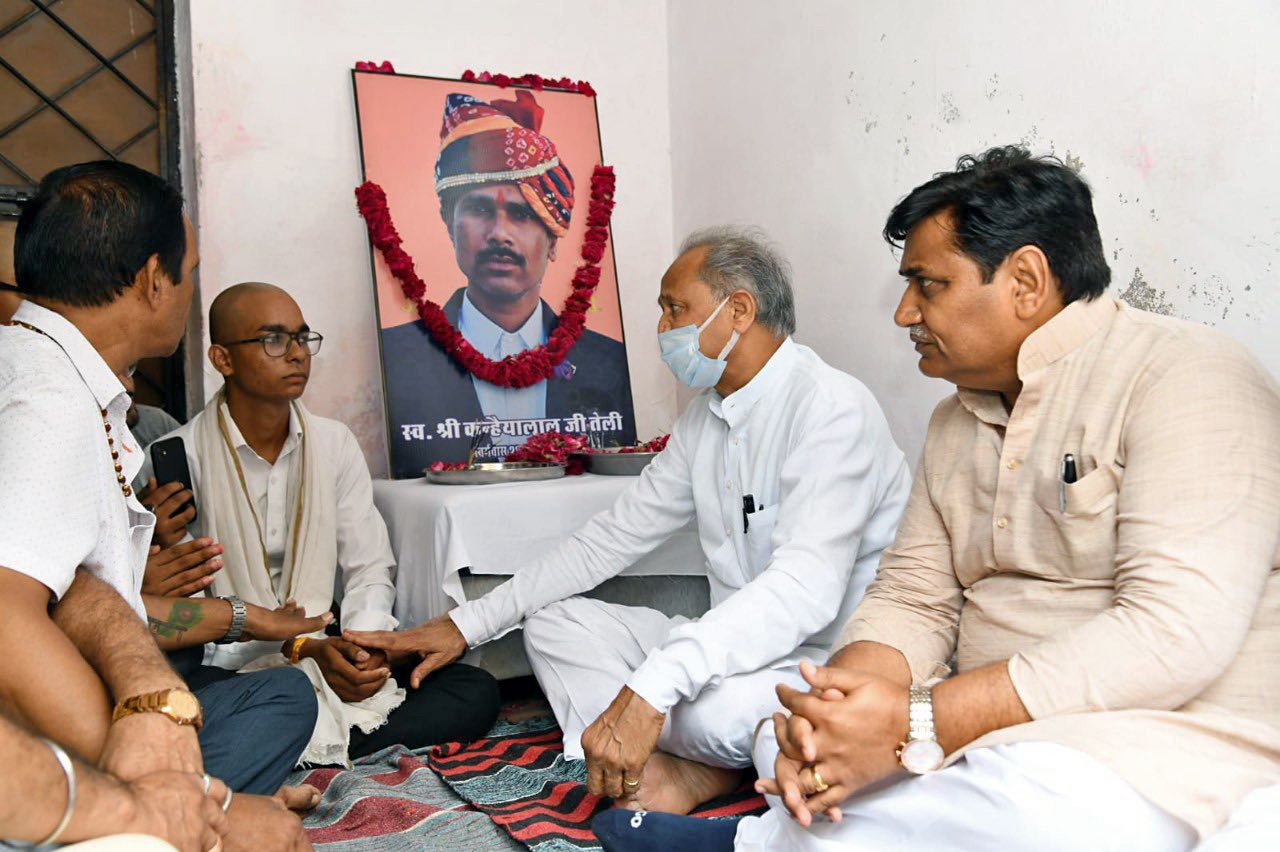 Ashok Gehlot with Congress State chief Govind Singh Dotasra meets the family members of Kanhaiya Lal