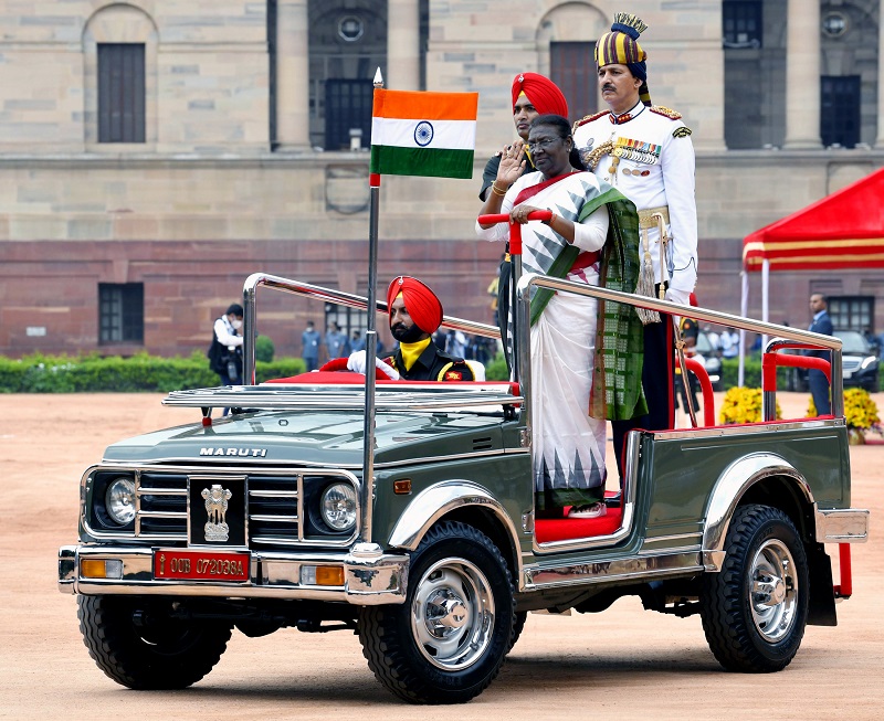 Droupadi Murmu inspects the Guard of Honour