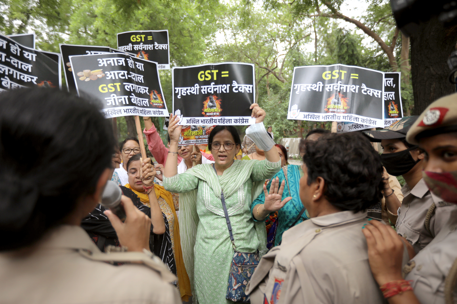 Mahila Congress supporters protest against hike in GST and inflation