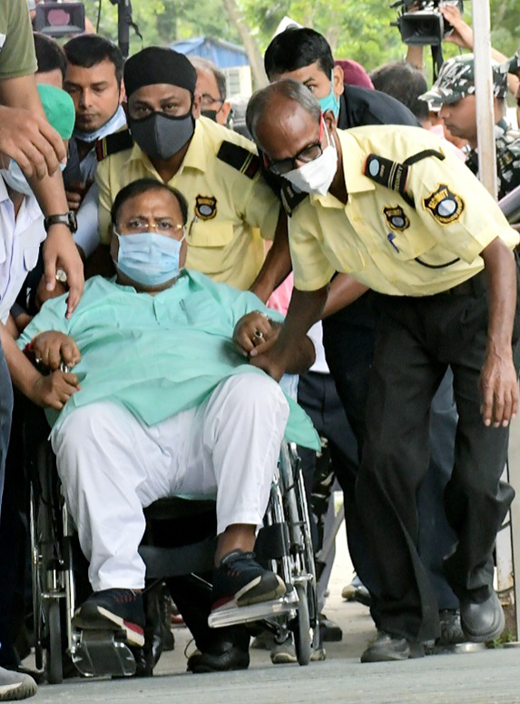 ED bring Former West Bengal Minister Partha Chatterjee to ESI Joka for health checkup