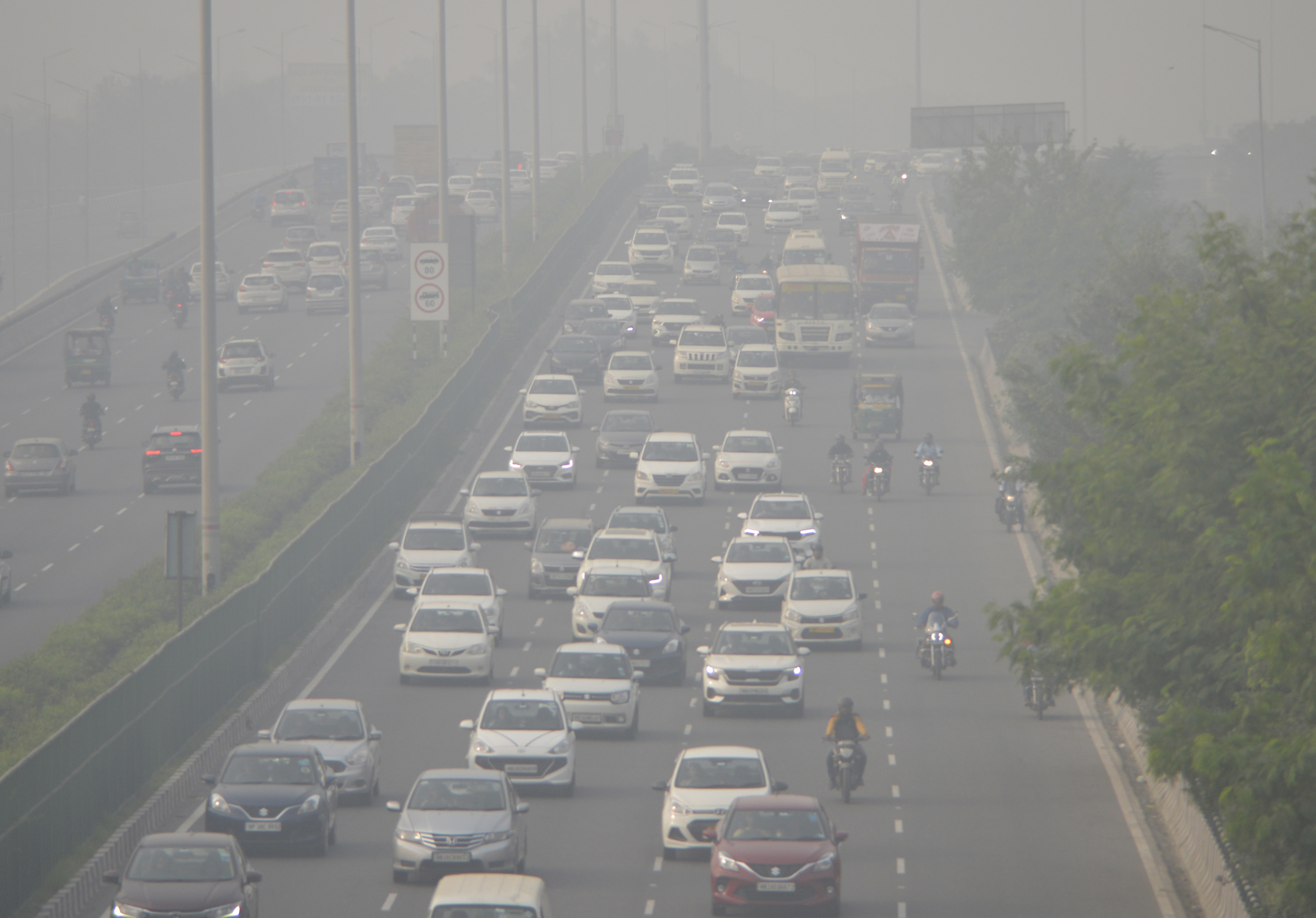 Vehicles ply amid low visibility due to heavy smog