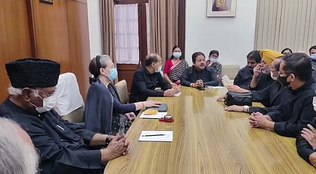 Sonia Gandhi holds a meeting of Congress MPs of both Houses