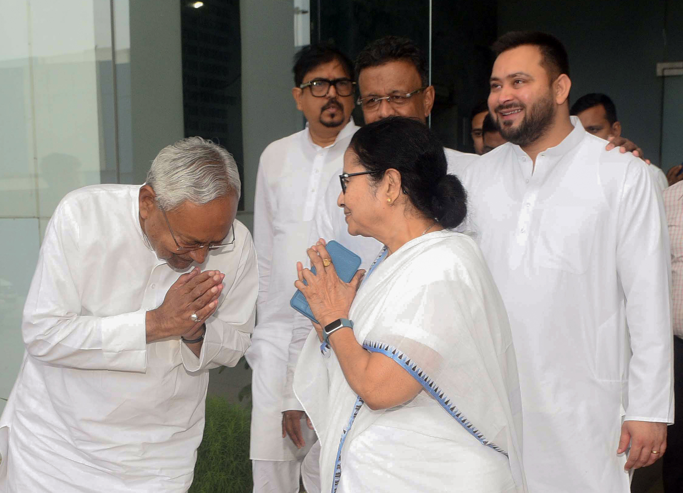 Nitish Kumar exchanges greetings with Mamata Banerjee