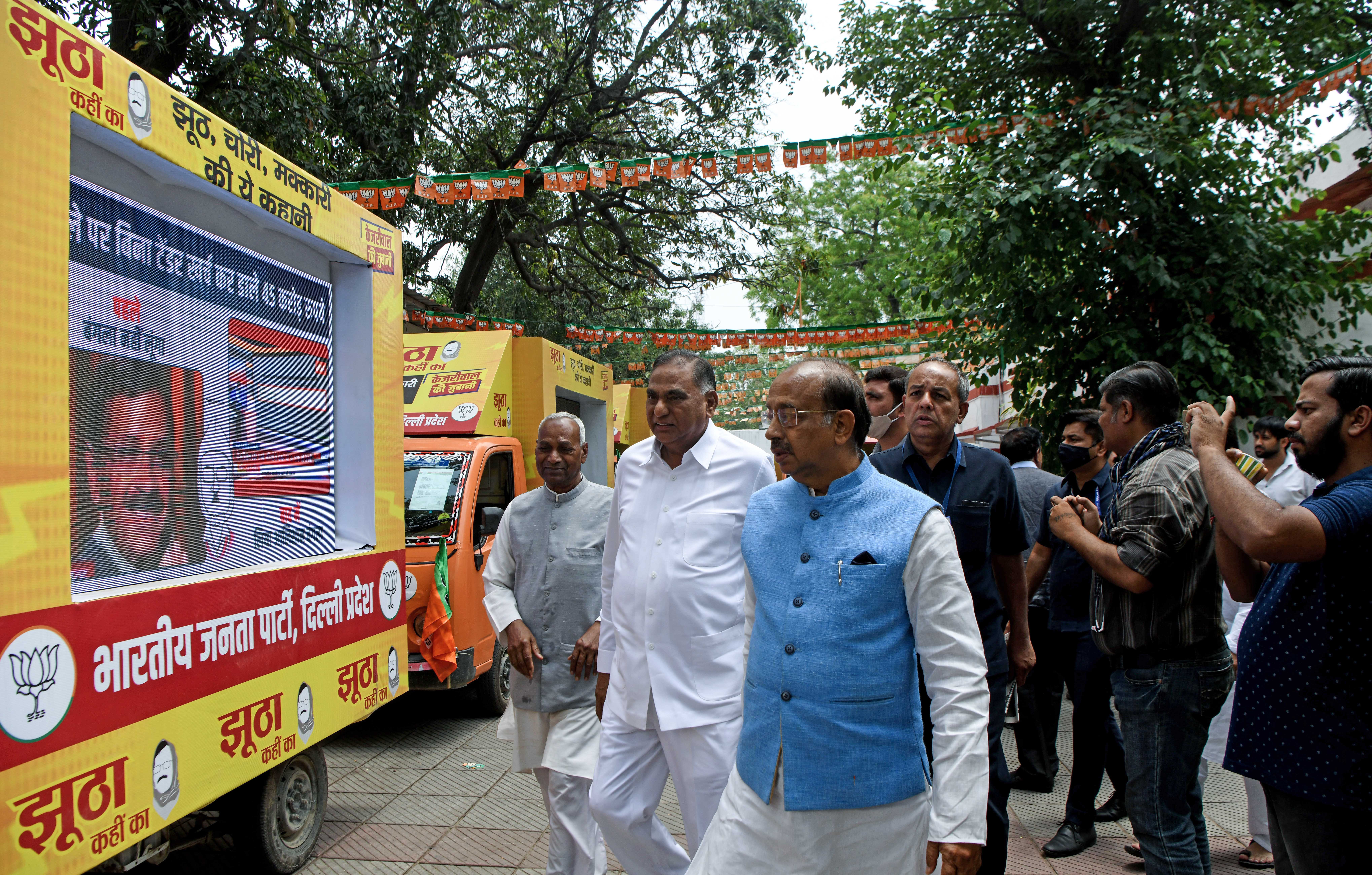 Ramvir Singh Bidhuri with Vijay Goel during the campaign Jhootha Kahin Ka