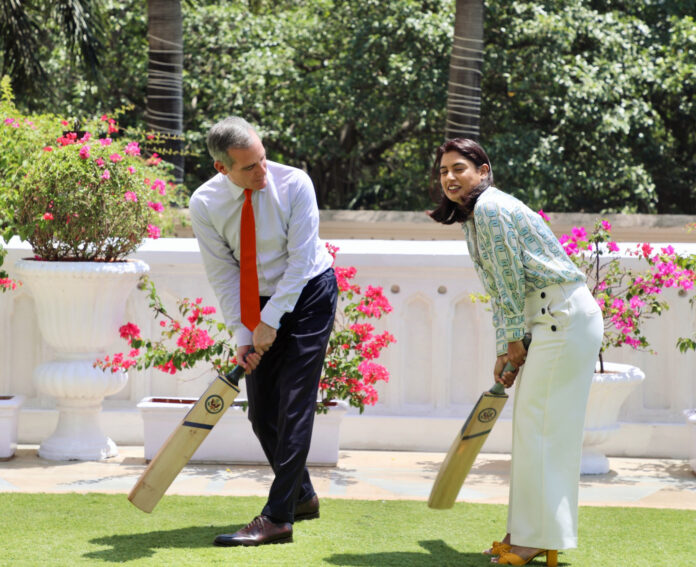 Ambassador of the US to India, Eric Garcetti plays cricket former cricketer Mithali Raj