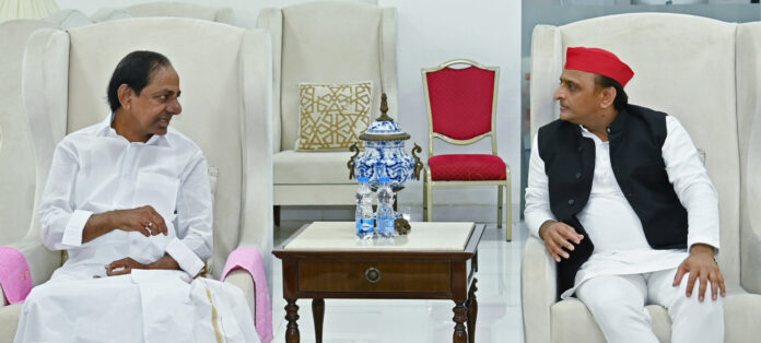 KCR meets Akhilesh Yadav at Pragathi Bhavan