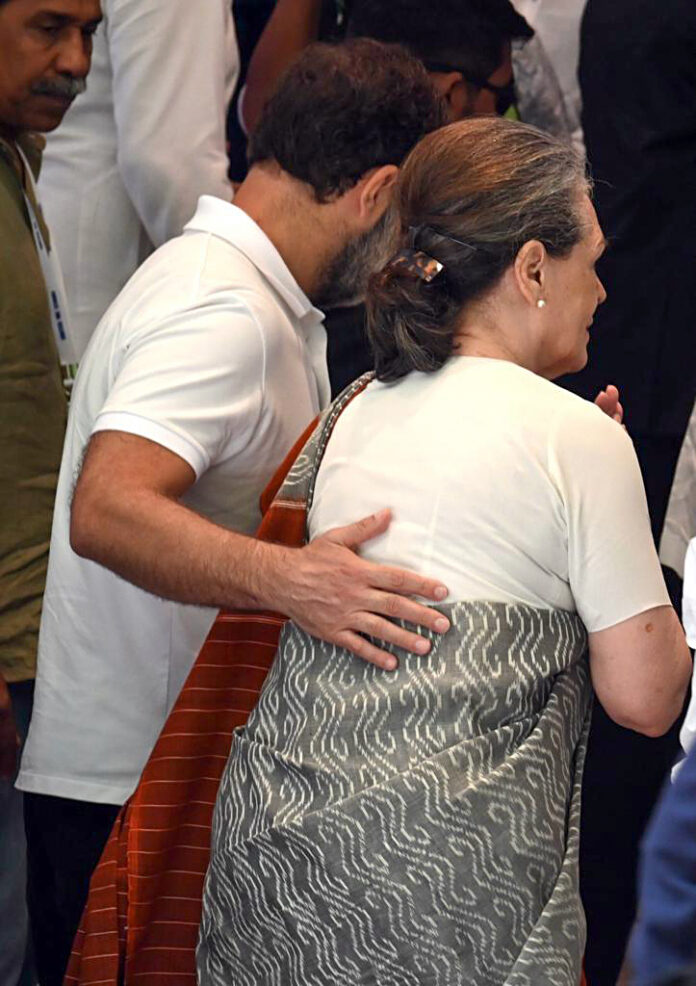 Congress leaders Sonia Gandhi and Rahul Gandhi arrive to attend the meeting