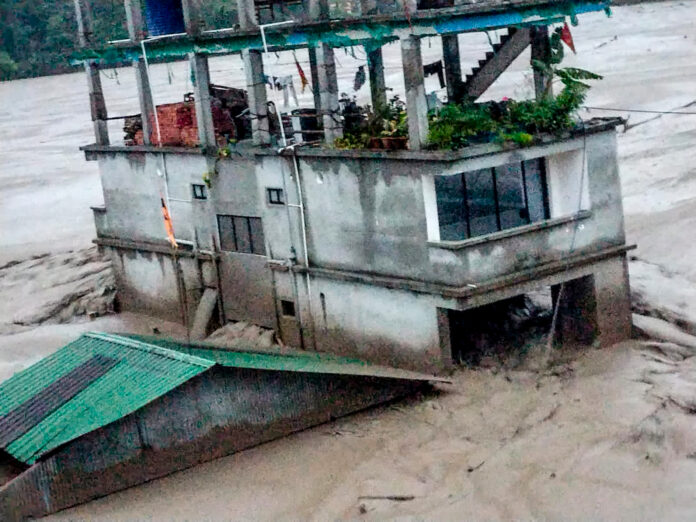 A flash flood occurred due to a sudden cloudburst over the Lhonak lake