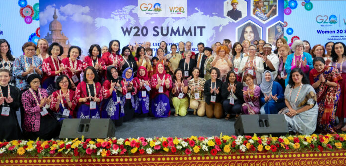 Smriti Irani in a group photo with G20 Sherpa Amitabh Kant and G20 delegates during W20 summit