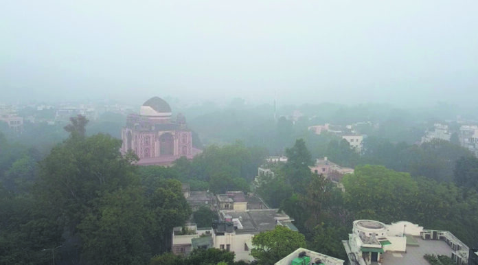 A view of the Abdul Rahim Khan-i-Khanan Tomb enveloped in dense smog