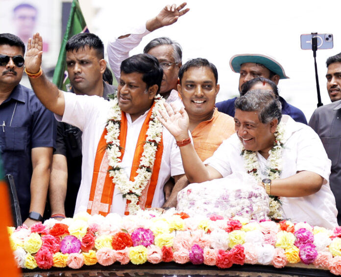 Sukanta Majumdar and Howrah BJP candidate Rathin Chakraborty during an election campaign_TSG