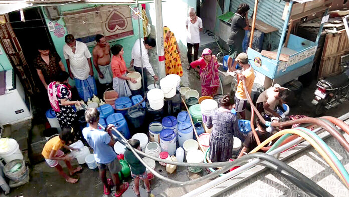 People gather to collect drinking water amid water scarcity_TSG