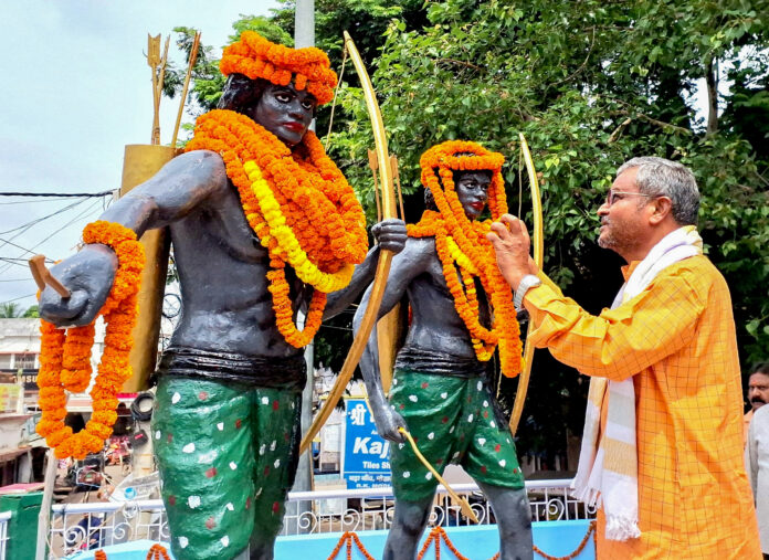 Jharkhand BJP president Babulal Marandi pays tribute to Veer Sido-Kanho, Chand-Bhairav and Phool-Jhano
