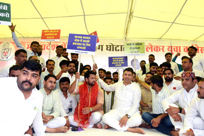 Jitu Patwari with Mitendra Darshan Singh stage a 'Satyagraha' against the alleged nursing college scam