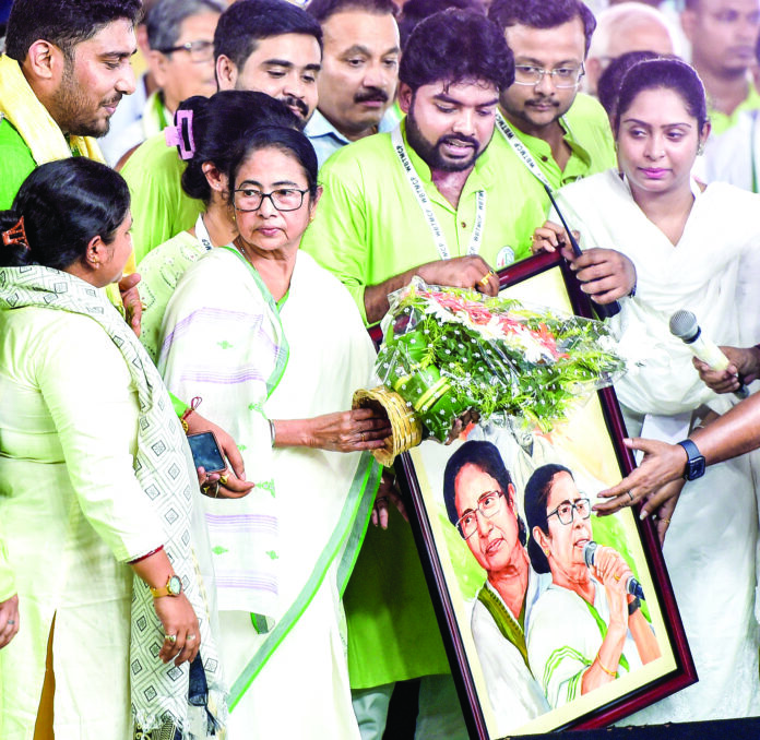 WB CM Mamata Banerjee being felicitated during the 27th foundation day of Trinamool Chhatra Parishad