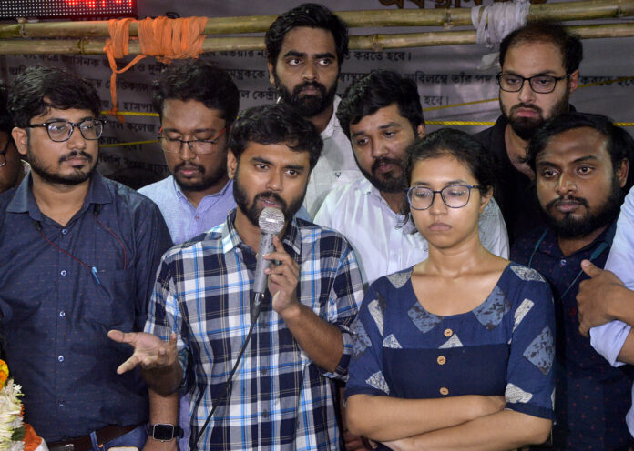 Junior doctors address a press conference and call off their hunger strike after meeting with West Bengal Chief Minister Mamata Banerjee in Kolkata, on October 21. (ANI) Junior doctors address a press conference and call off their hunger strike after meeting with West Bengal Chief Minister Mamata Banerjee in Kolkata, on October 21. (ANI)
