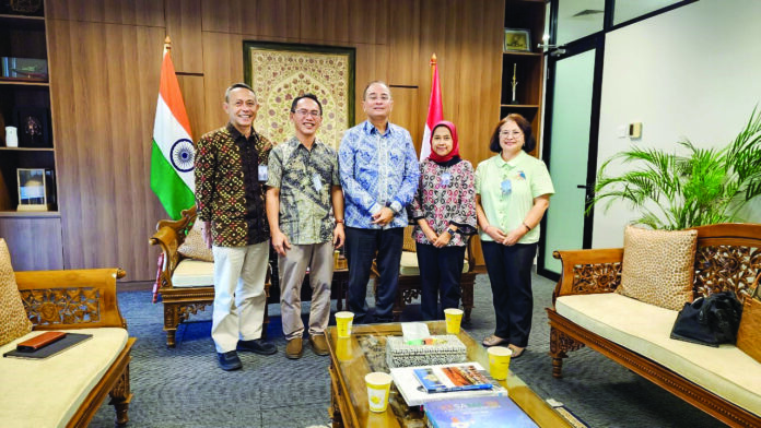 Meeting on IIBC, the Ambassador of India, Sandeep Chakravorty, with the representatives from Padjajaran University (UNPAD), Indonesia. Meeting on IIBC, the Ambassador of India, Sandeep Chakravorty, with the representatives from Padjajaran University (UNPAD), Indonesia.