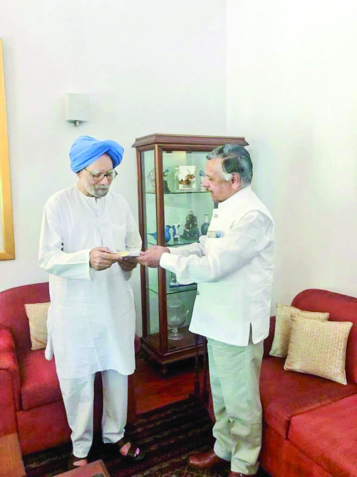 Dr Manmohan Singh with Lt Gen Kamal Davar.
