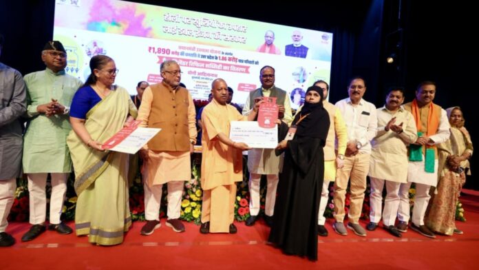 CM Yogi Rolls Out Rs. 1,890 Crore Gas Subsidy