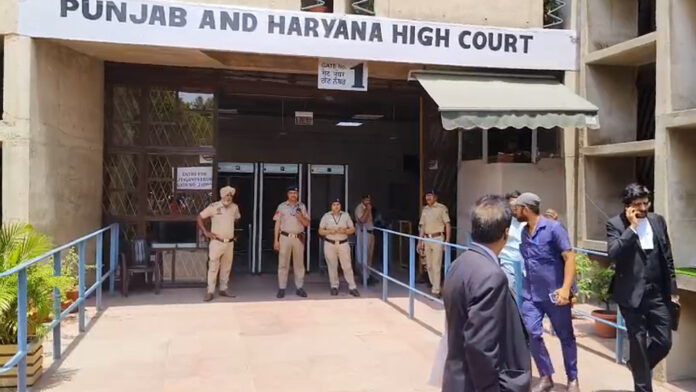 Bomb Threat at Punjab & Haryana High Court Bomb Threat at Punjab & Haryana High Court: Proceedings Postponed, Courtrooms Evacuated; Same Threat Received Earlier at Ludhiana DC Office
